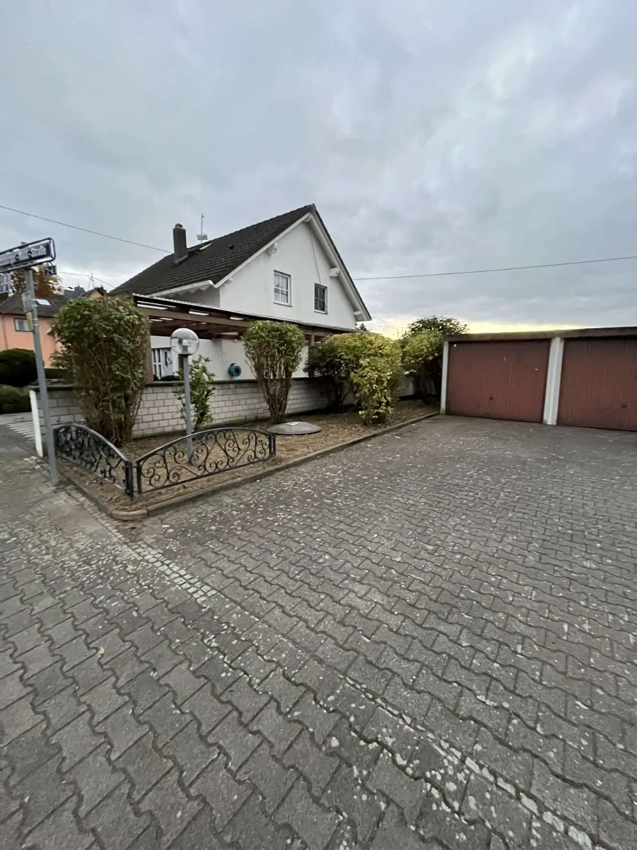 Laubentfernung Wiesbaden Laubentfernung in Wiesbaden – gepflegte, saubere Einfahrt nach dem Einsatz von HHG